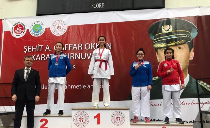 Biga Belediyesi karate sporcuları kupa ve madalyalarla döndü