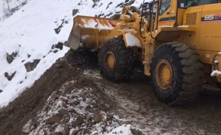 Bingöl’de heyelan yol kapattı, ekipler açtı