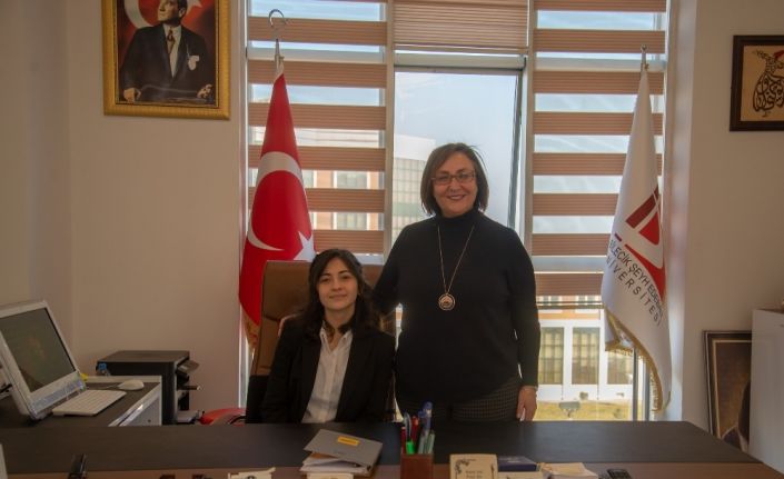 Bir günlüğüne rektörlük görevini yerine getirdi