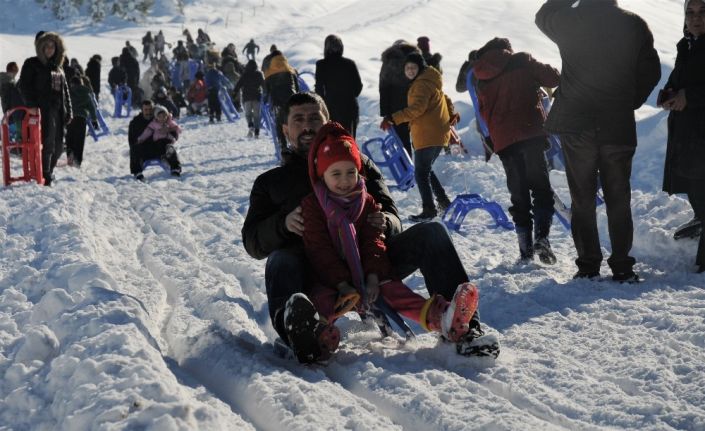 Bir metreyi aşan karda coşkulu festival