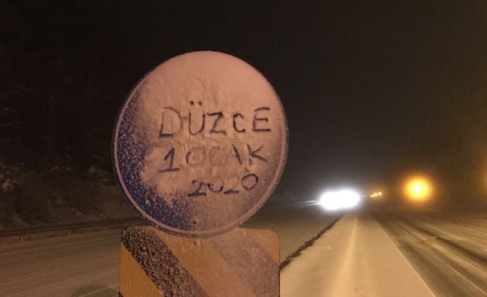 Bolu Dağı’nda akşam saatlerinde yağan kar yollarda etkili oluyor