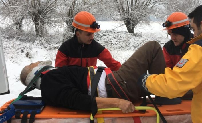 Bolu’da, buzlanma nedeniyle devrilen kamyonun sürücüsü yaralandı