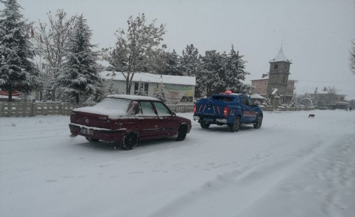 Bolvadin’de kar ve tipi nedeniyle kapanan köy yolları açıldı