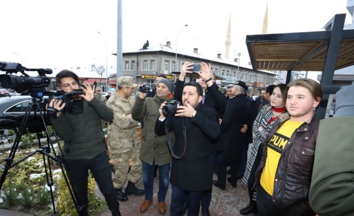 Bu kez Belediye Başkanı Arı, gazetecilerin fotoğrafını çekti