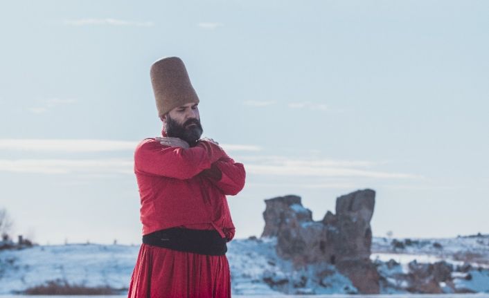 Buz tutan göl üzerinde sema gösterisi