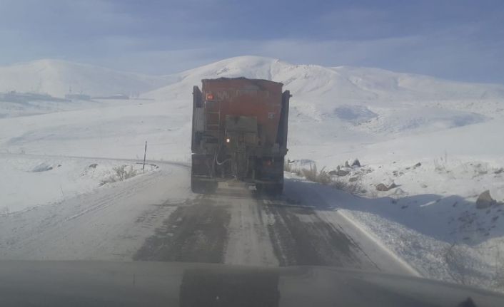 Çaldıran Belediyesinden kırsal mahalle yollarında tuzlama çalışması