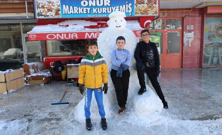 Çocuklar iki metre boyunda kardan adam yaptı