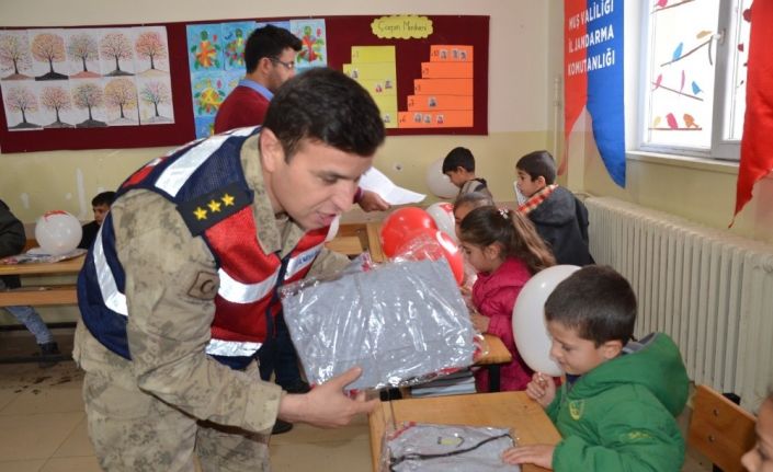 Çocuklardan karne dağıtan Mehmetçik’e asker selamı