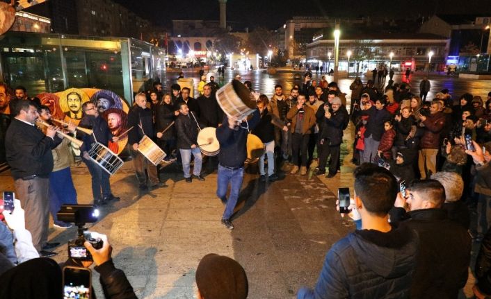 Davulun ritmine kendini kaptıran “Noel baba” kendini kaybetti