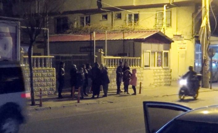 Depremi hisseden vatandaşlar kendilerini sokağa attı