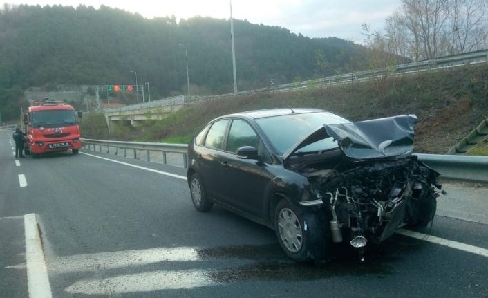 Direksiyon hakimiyetini kaybeden sürücü bariyerlere çarptı