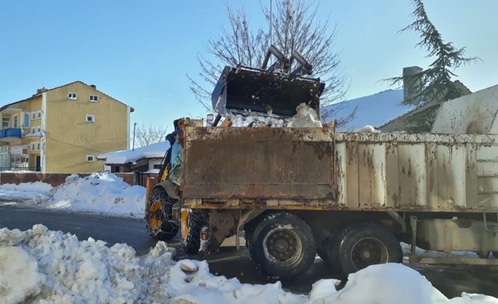 Dodurga’da ana cadde ve sokaklar kardan temizleniyor