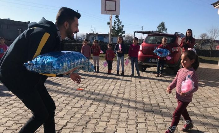 DÜ Genç Yaklaşık Kulübü, köy okullarındaki minik öğrencileri sevindirdi