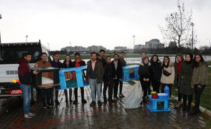 Duyarlı öğrenciler kış günlerinde sokak hayvanlarını unutmadı