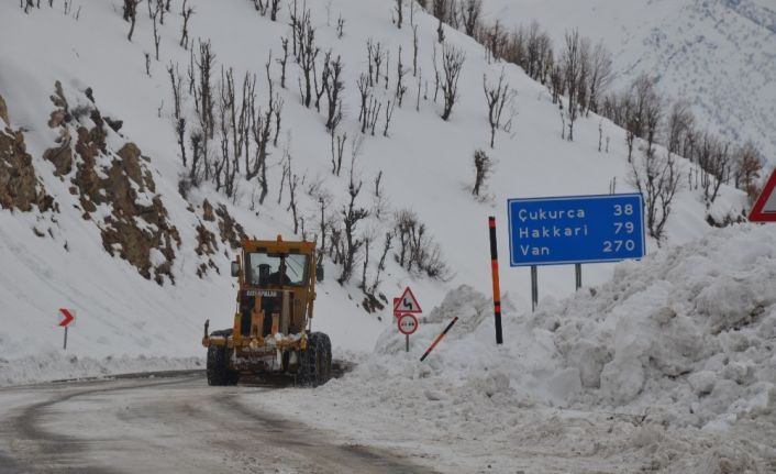 Ekiplerin karla mücadelesi sürüyor