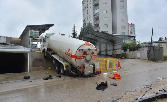 El freni çekilmeyen tanker askıda kaldı