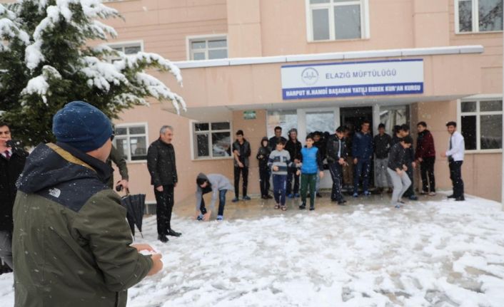 Elazığ Valisi Kaldırım, öğrencilerle kartopu oynadı