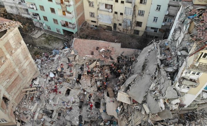 Elazığ’da Mustafa Paşa Mahallesi’nde çöken binada çalışmalar sürüyor