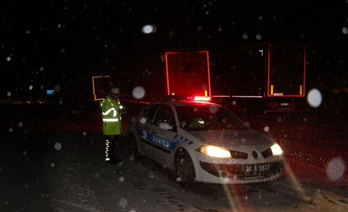 Erzincan’da ulaşıma kar engeli