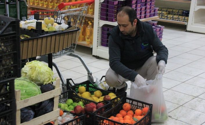 Esnafın bağışladığı meyve ve sebze yüzleri güldürdü