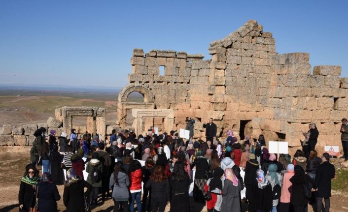 Farklı illerde eğitim gören üniversite öğrencileri Zerzevan kalesini gezdi