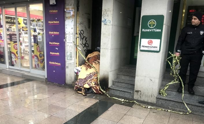 İstanbul'un ortasında donarak öldü