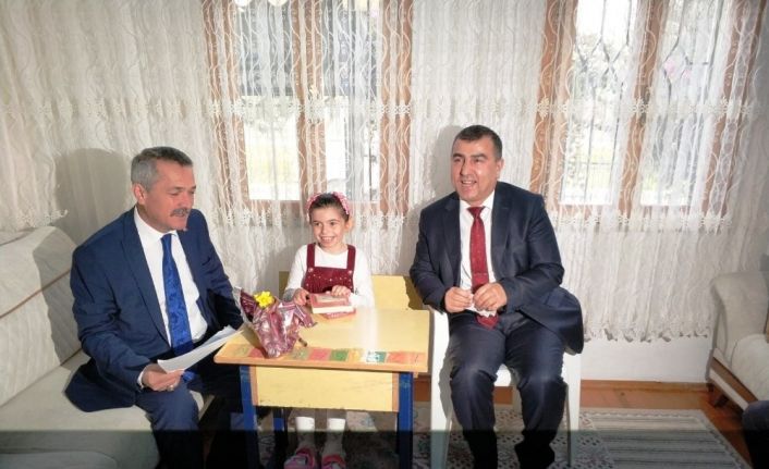 Fethiye’de Evde Eğitim Alan Öğrencinin Karne Sevinci