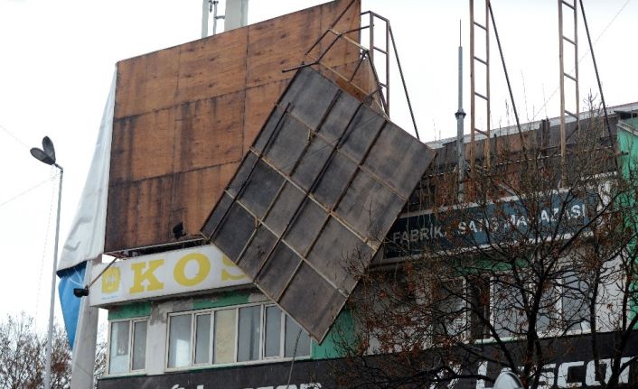 Fırtına stadının reklam panosunu uçurdu