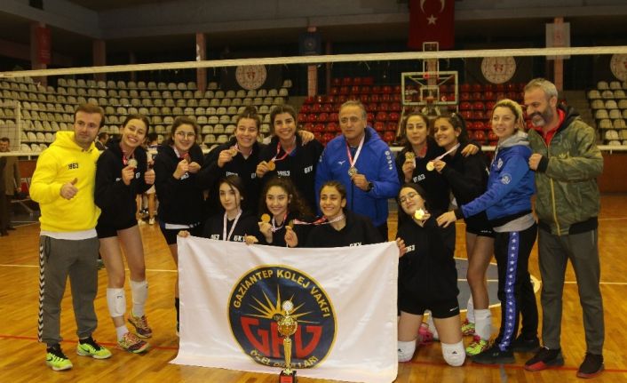 Gaziantep Kolej Vakfı Voleybol ’da namağlup şampiyon