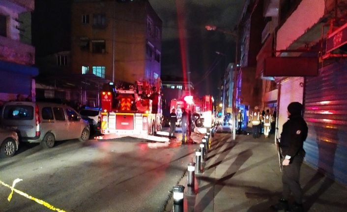 Gaziosmanpaşa’da yangın paniği: 12 kişi dumandan etkilendi