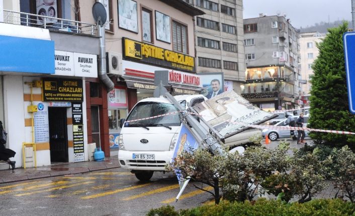 Giresun’da etkili olan fırtına elektrik direğini yerinden söktü