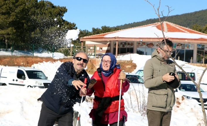 Görme engelliler kar topu oynamanın mutluluğunu yaşadı