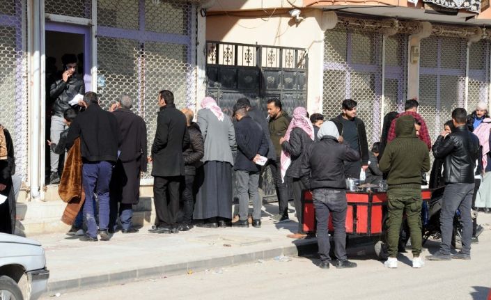 Haberi duyan Suriyeliler gümrük kapısına akın etti