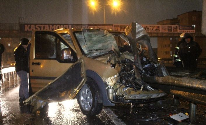 Hafif ticari araç bariyerlere ok gibi saplandı: 1 ağır yaralı