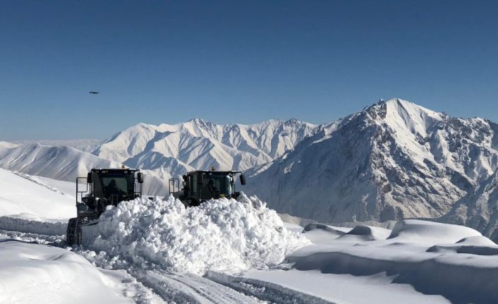 Hakkari’de 53 yerleşim yerinin yolu ulaşıma kapandı