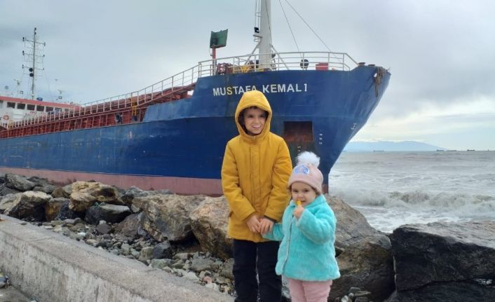 Hatay’da karaya vuran gemi vatandaşların ilgi odağı oldu