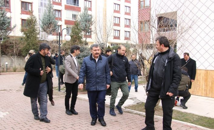 İçişleri ve Sağlık Bakanlarından depremzede aileye taziye ziyareti