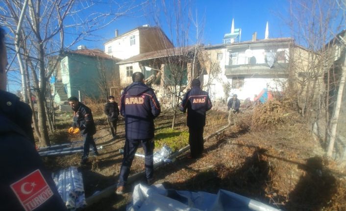 Iğdır’dan Elazığ’a sevk edilen ekipler canla başla çalışıyor