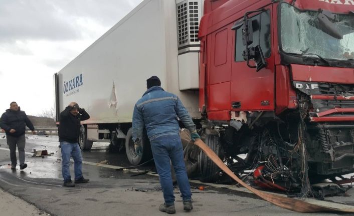 İki tır çarpıştı, Kapıkule-İstanbul yolu 3 saat trafiğe kapandı