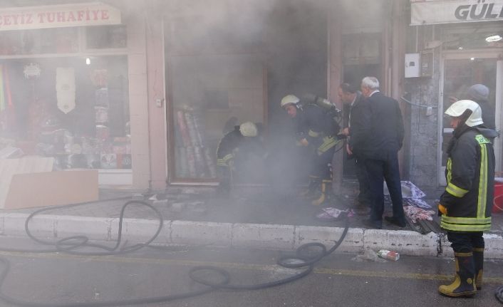 Isparta’da çeyiz eşyası satılan iş yerinde korkutan yangın