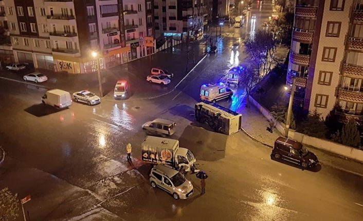 Isparta’da ekmek taşıyan kamyonetin çarptığı işçi servisi devrildi: 4 yaralı