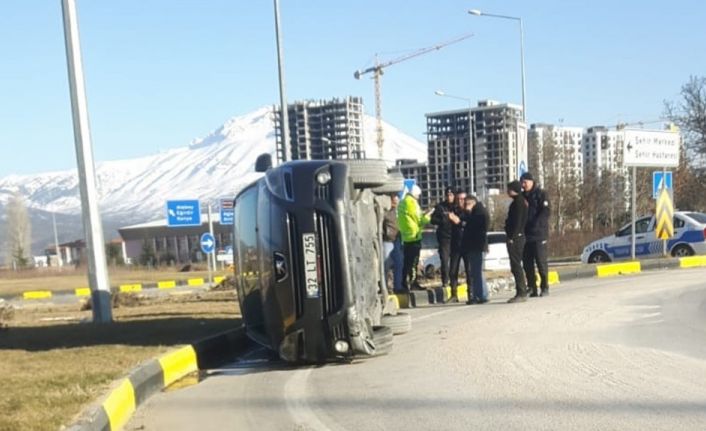 Isparta’da virajı alamayan otomobil yan yattı: 2 yaralı