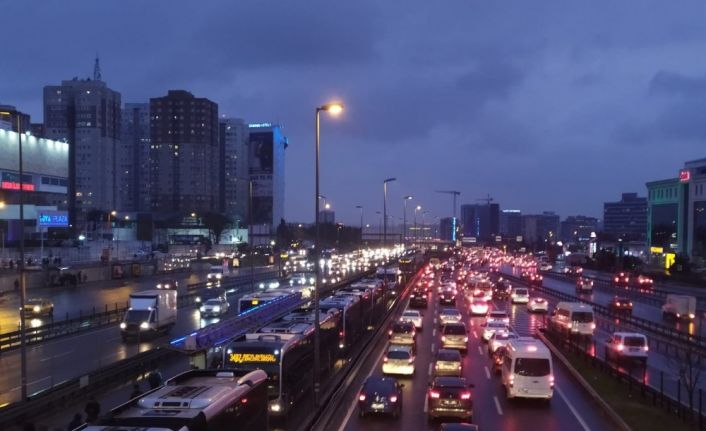 İstanbul’da yarıyıl tatili ve olumsuz hava trafiği kilitledi