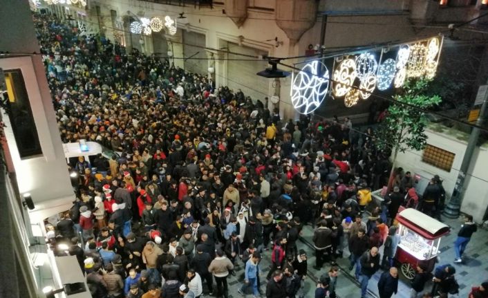 İstiklal Caddesi’nde yılbaşı yoğunluğu