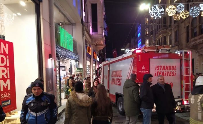 İstiklal Caddesi’ndeki bir iş yerinde yangın paniği