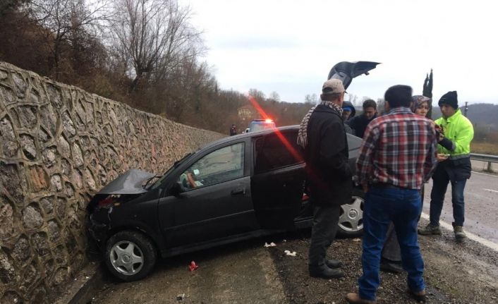 İstinat duvarına çarpan otomobildeki 4 kişi yaralandı