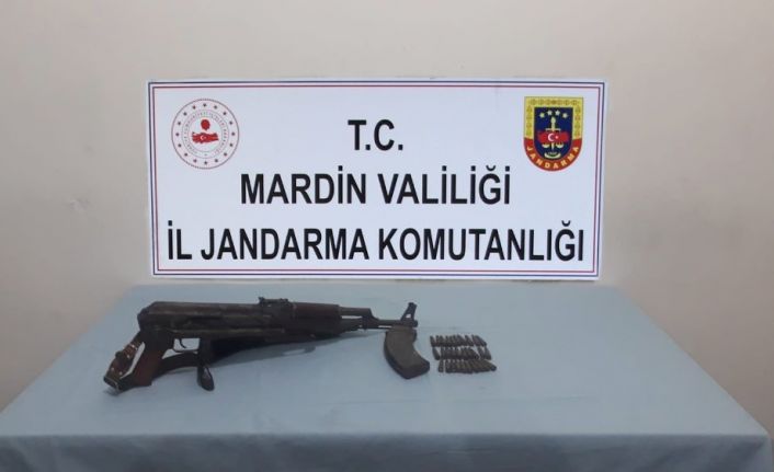 Jandarma ekipleri taşların arasına gizlenmiş silah ele geçirdi