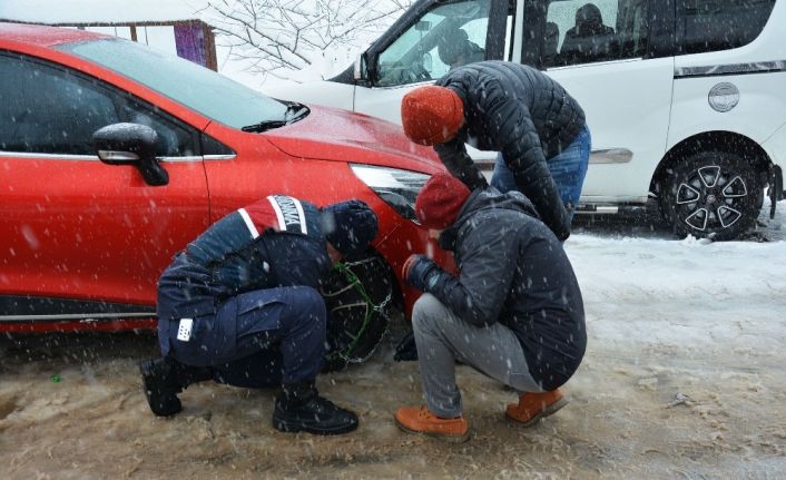 Jandarma yolda kalan araçlara zincir taktı