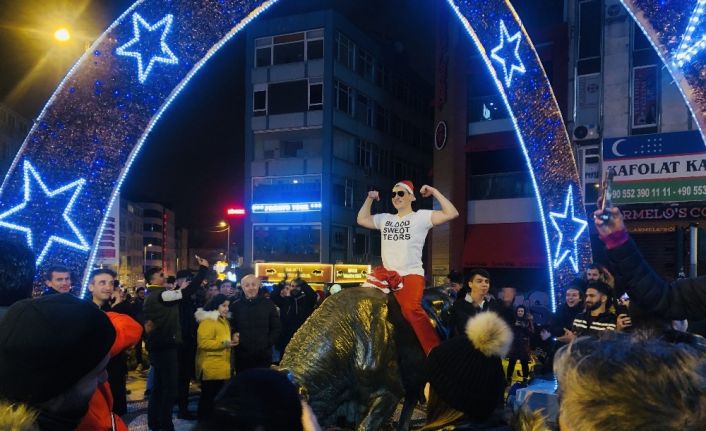 Kadıköy’de yeni yıla şınav çekerek girdiler