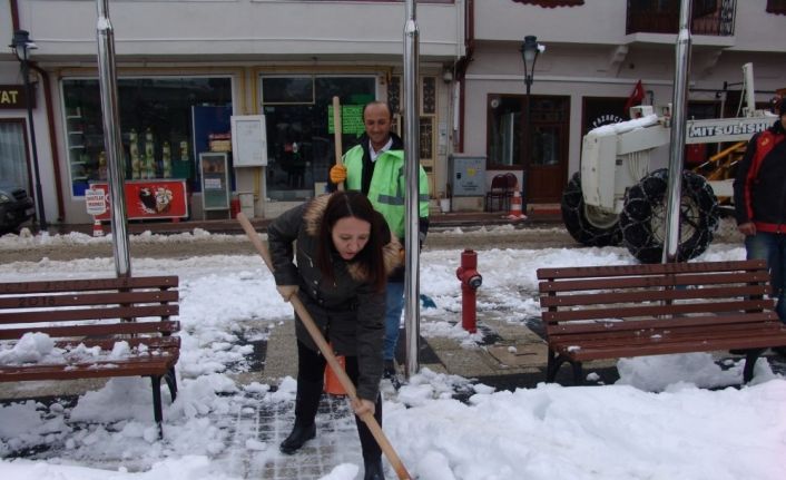 Kadın belediye başkanı eline küreği alıp kar kürüdü